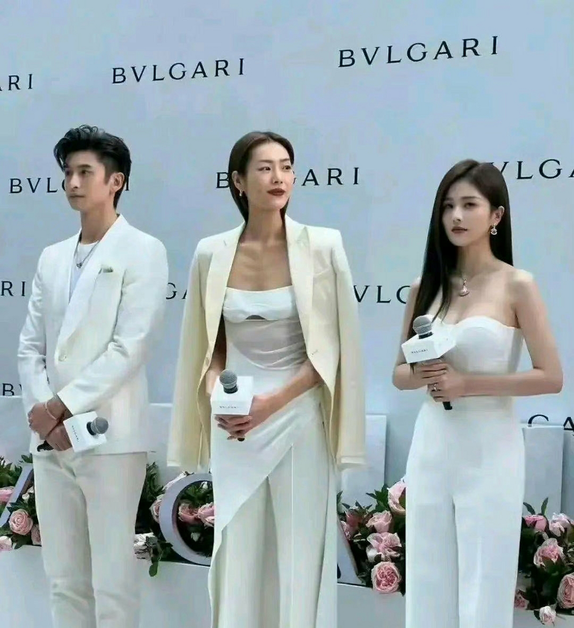 本以为白鹿已经很苗条了,没想到刘雯都算瘦骨嶙峋了吧,井柏然喜欢她