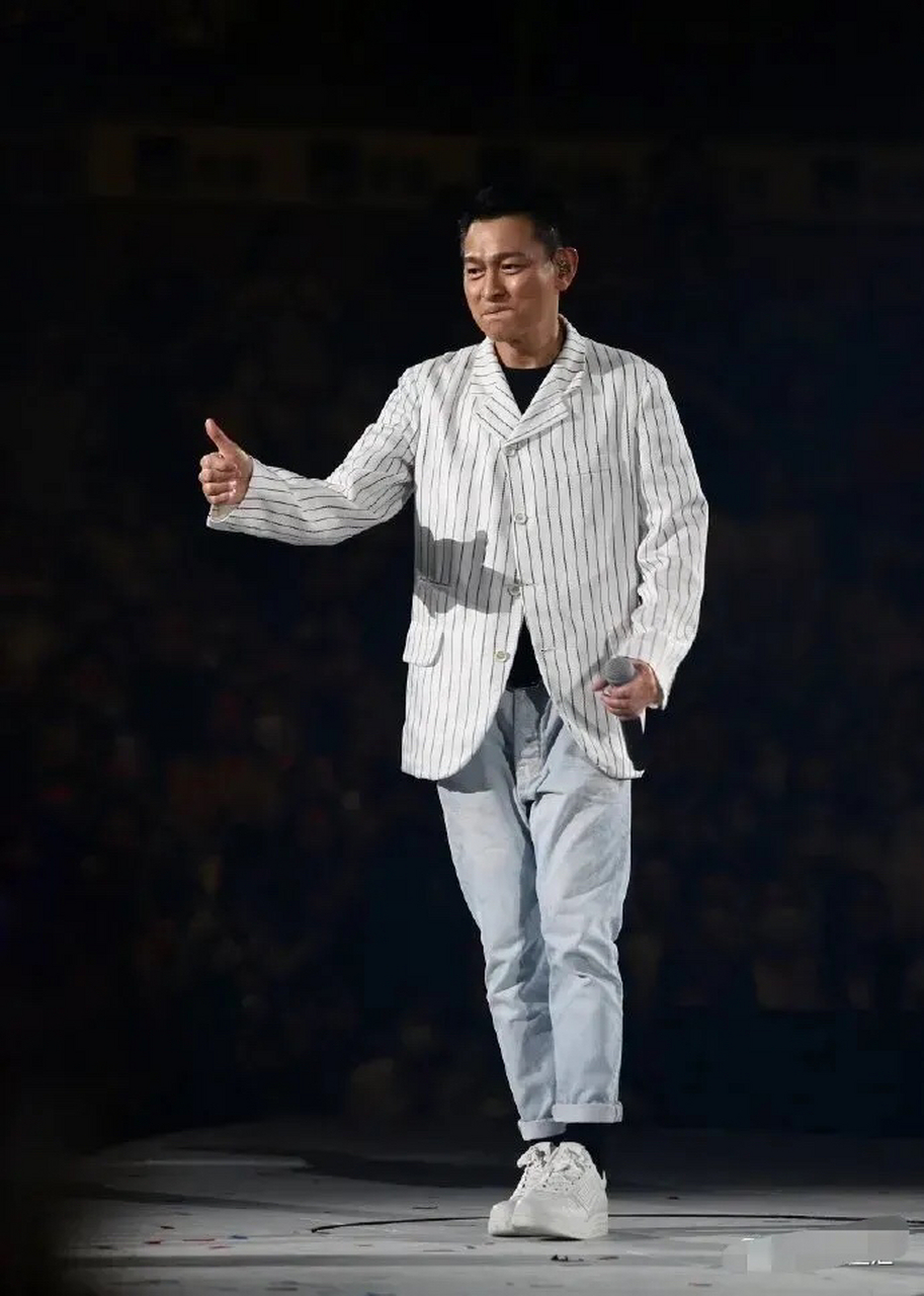 也只有刘德华才敢这样穿吧?