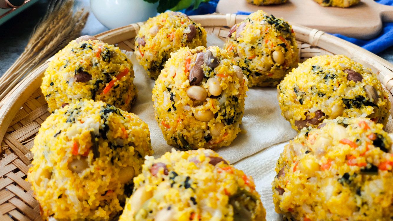 玉米面窝窝头这样做,咸香软糯满口留香,孩子一口气吃了2个