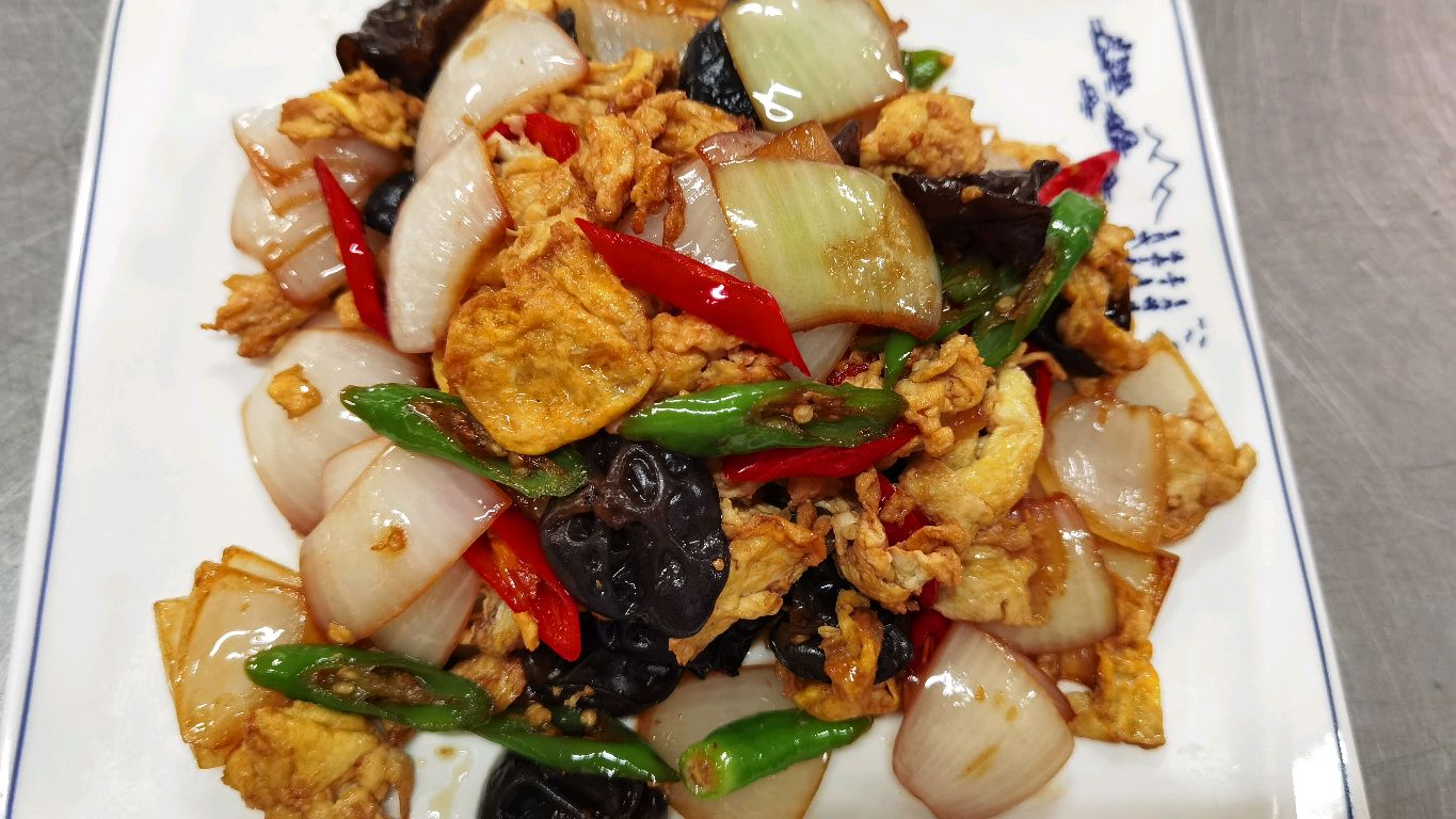 洋葱炒鸡蛋怎么做才好吃,看酒店大厨详细视频教学,操作简单易做