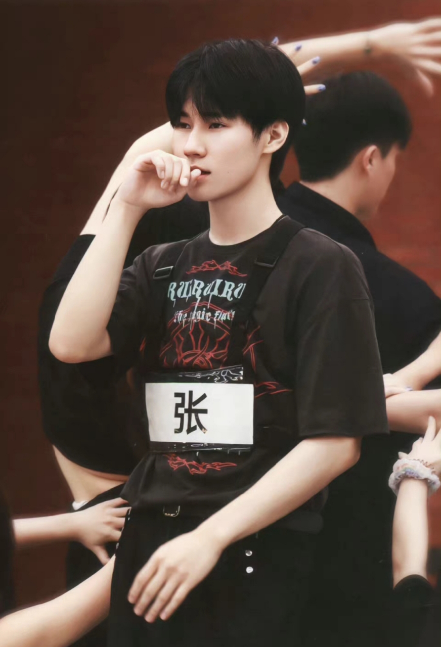 张真源后边伴舞小姐姐的手,仿佛给他戴了个王冠#时代少年团