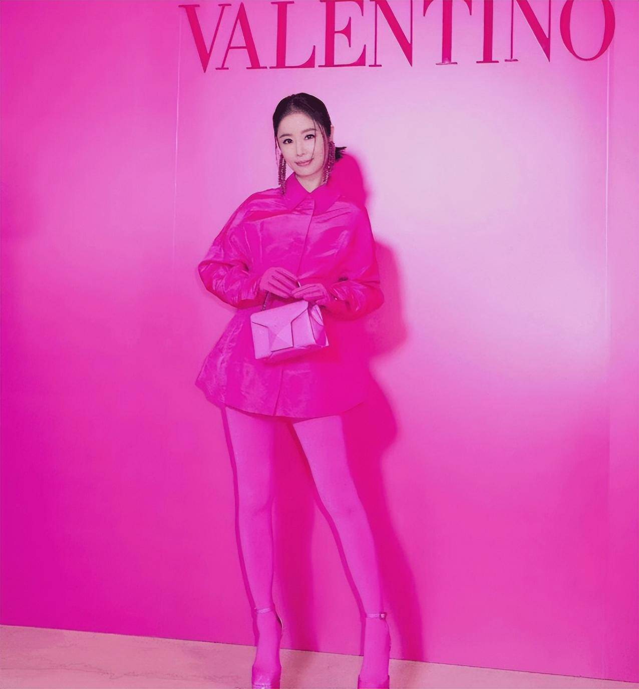 林心如挑战芭比粉,粉色丝袜搭配粉色衬衣秒变妖娆女王!