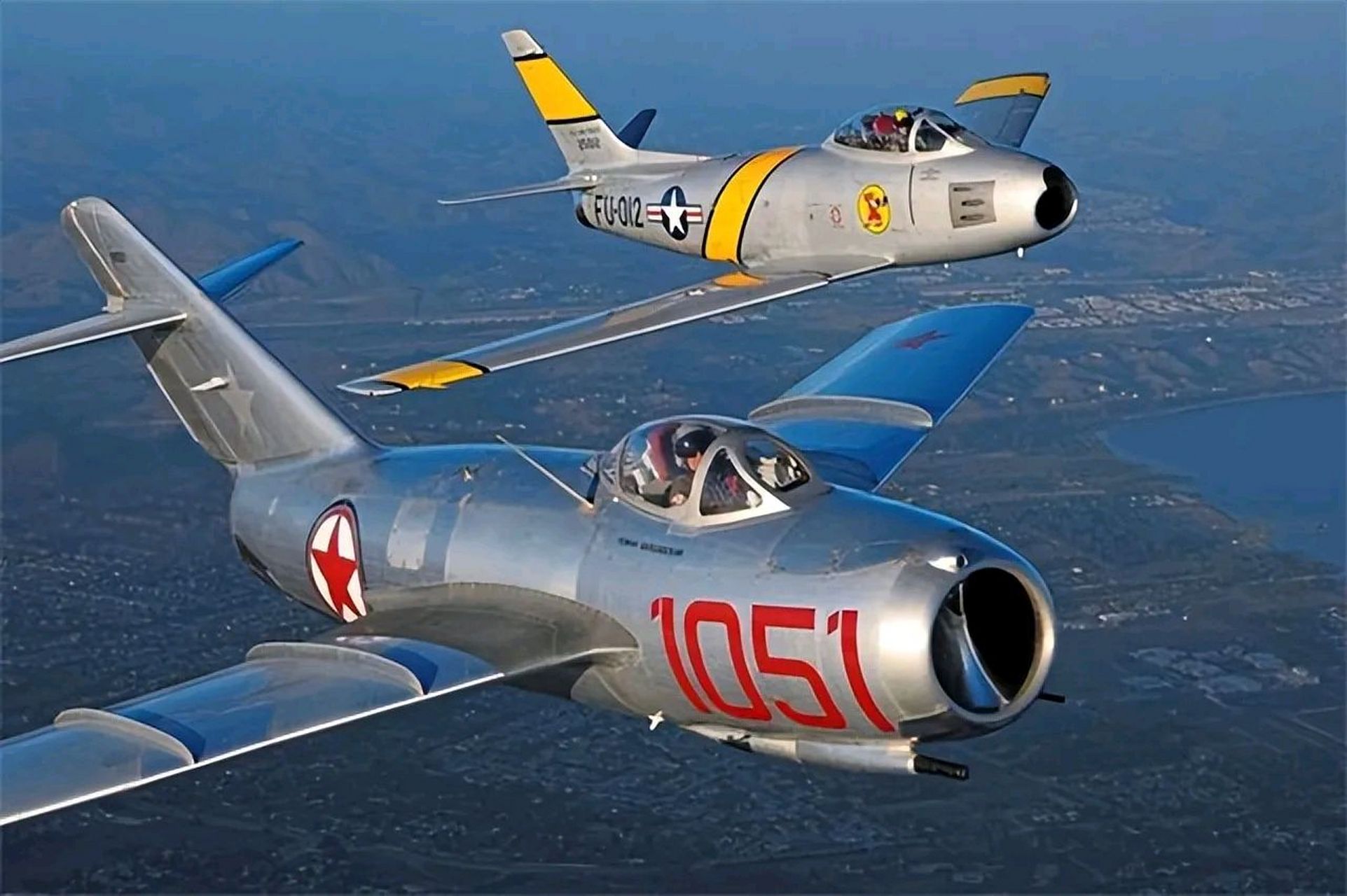 f86佩刀弹射是一杆子捅破座舱盖,然后飞行员嗖的一声就出去了,不知道