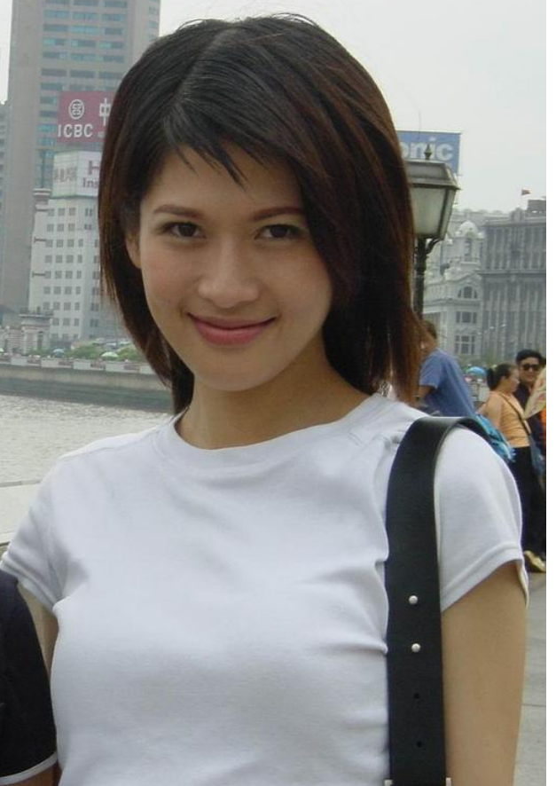 著名美女主持人:与冯小刚"夜宿",恋上前国脚,至今45岁仍未婚