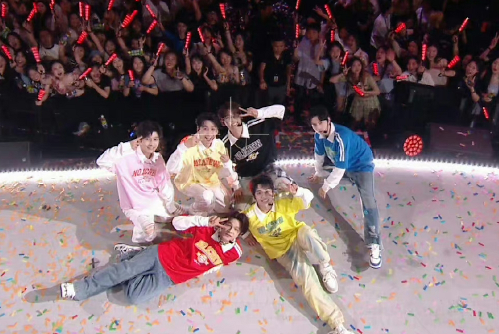 南波万男团# 刚结束不久的不设限毕业礼晚会上,我们著名的"不齐男 