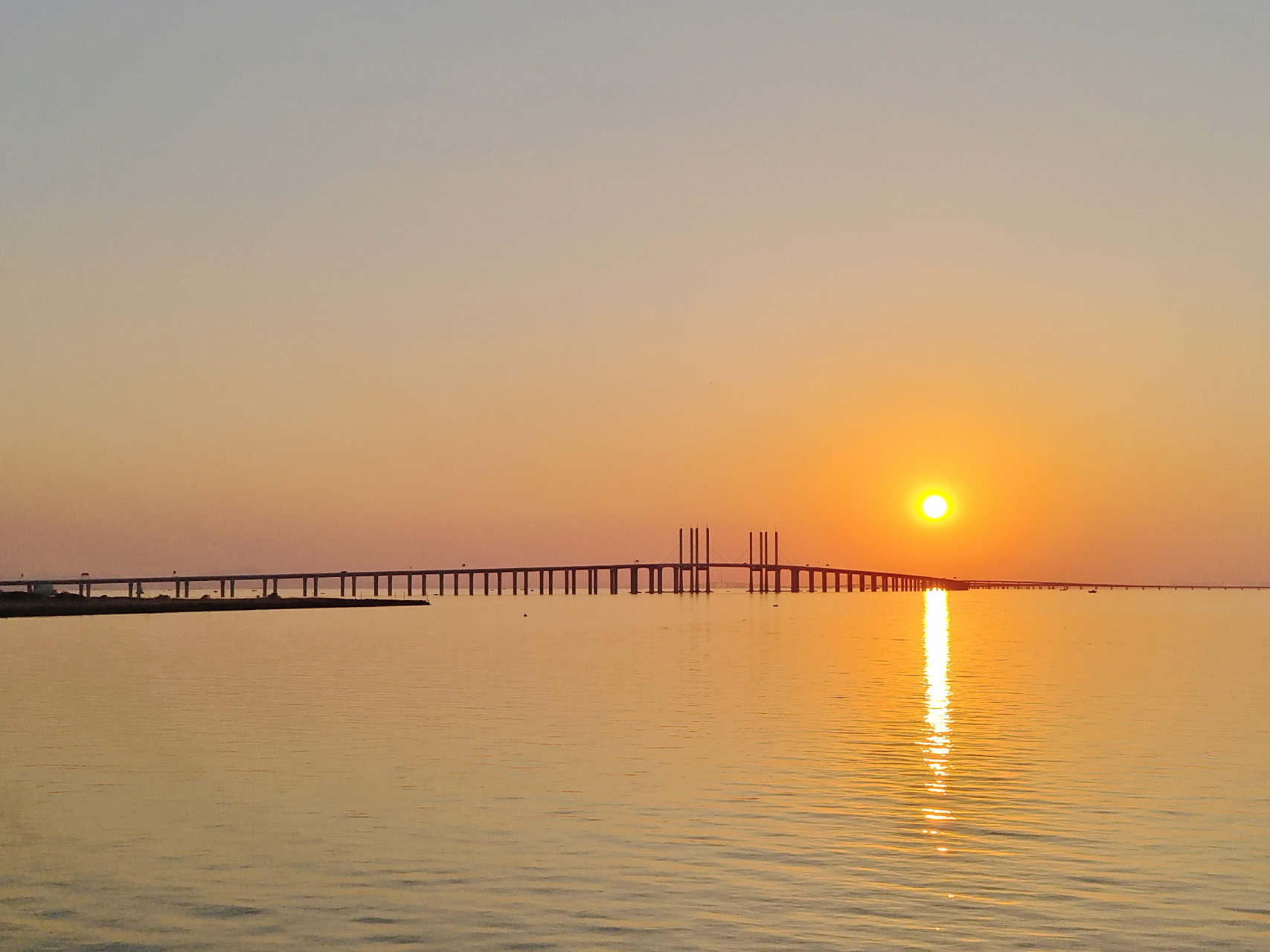 今天青岛海边的日落,这也太美了.地点:环湾路跨海大桥一侧.