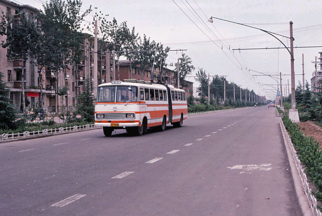 80年代河南郑州老照片,城市环境好,人民生活很悠闲,你怀念吗?