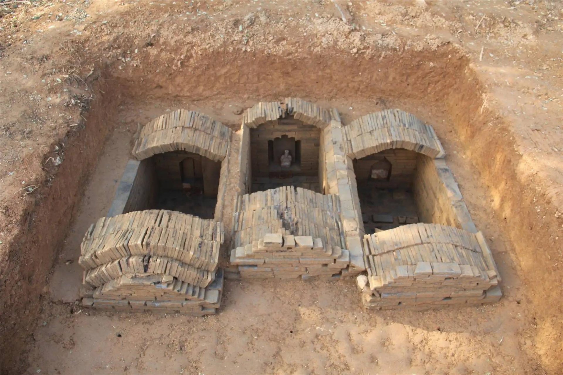 "圹"是墓穴,"茔"是墓地