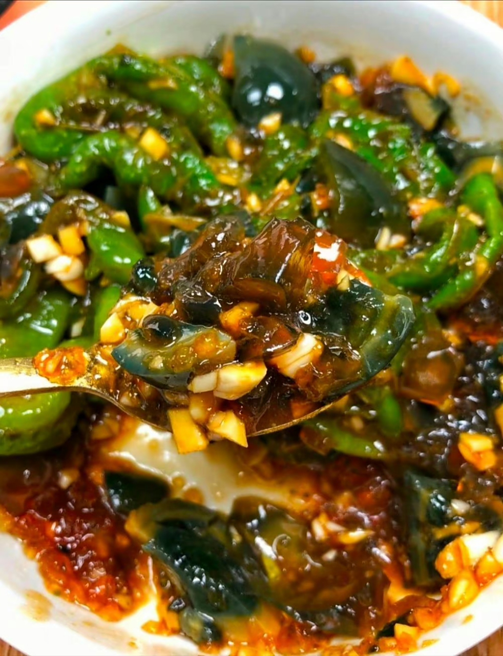 擂椒皮蛋,这样做爆好吃