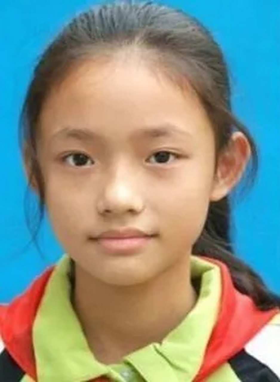 林允还是小学生时的蓝底证件照,当时的她五官还没长开,皮肤微黑,但是