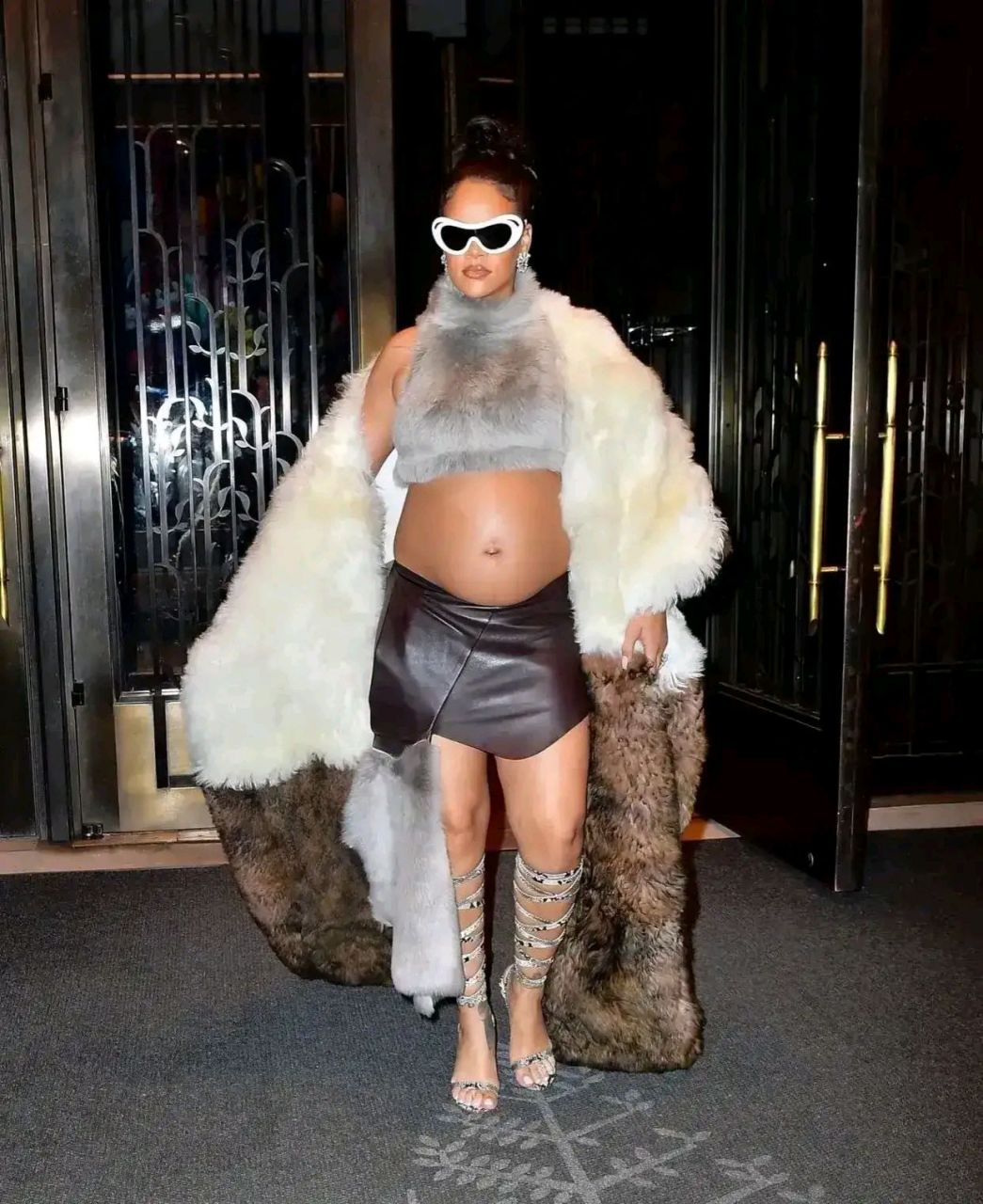 歌坛小天后蕾哈娜的街拍 这是穿的夏装还是冬装呢?