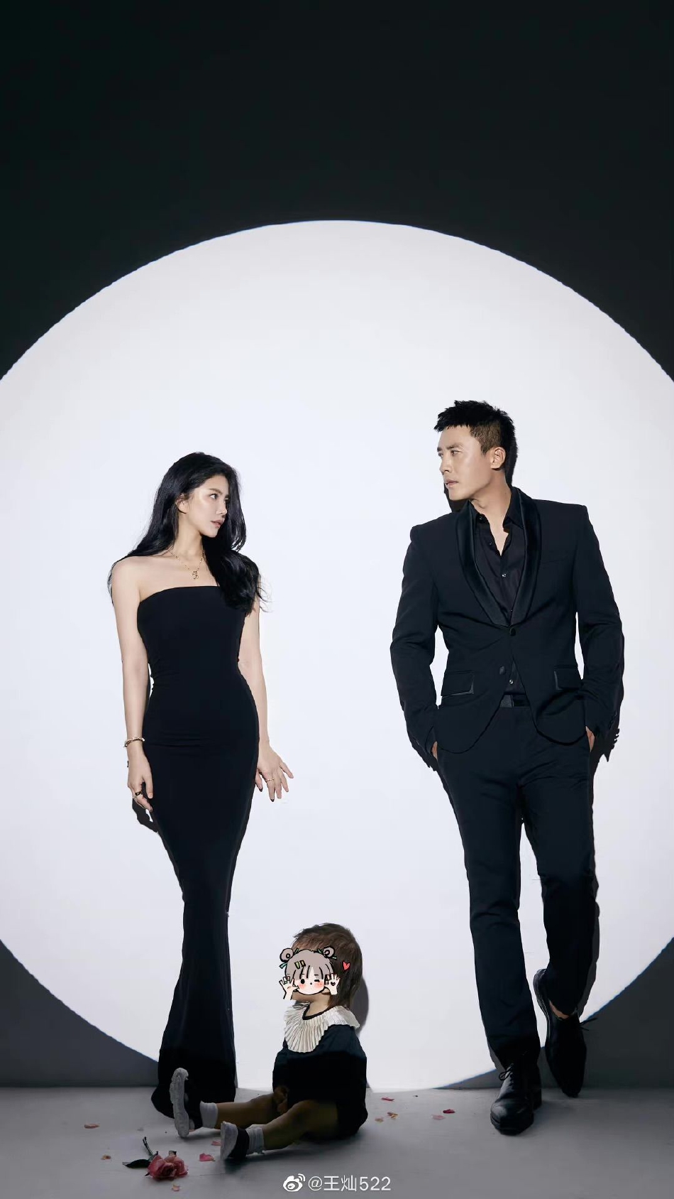 组图：杜淳妻子王灿晒全家福合照牵手深情对视画面温馨十足