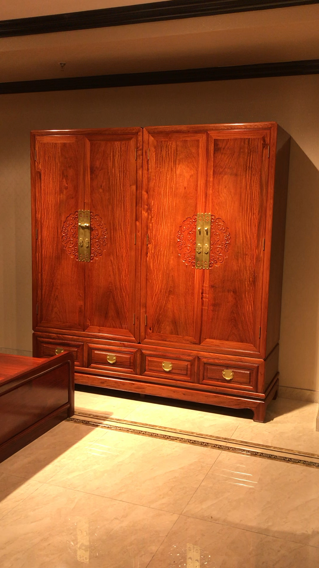 精品大果紫檀祥云大衣柜:门板独板,平缝工艺,大气典雅!