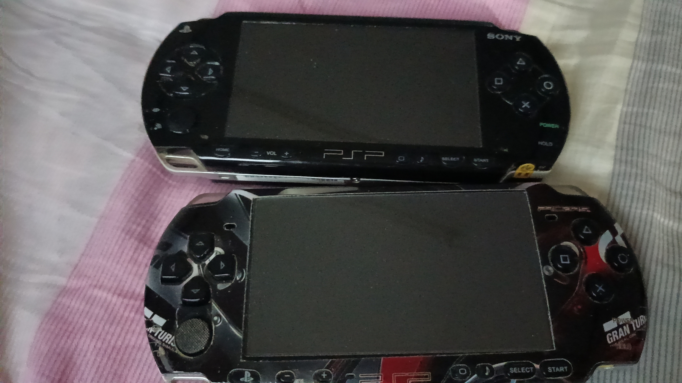 十多年买了psp 3000和2000各一个,为了和老婆联手出去打怪,花了5000多