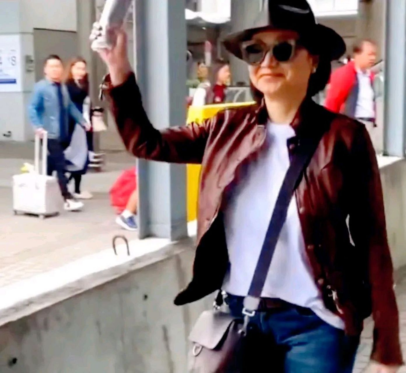 林青霞现身机场,没有架子没有保镖,低调洒脱.