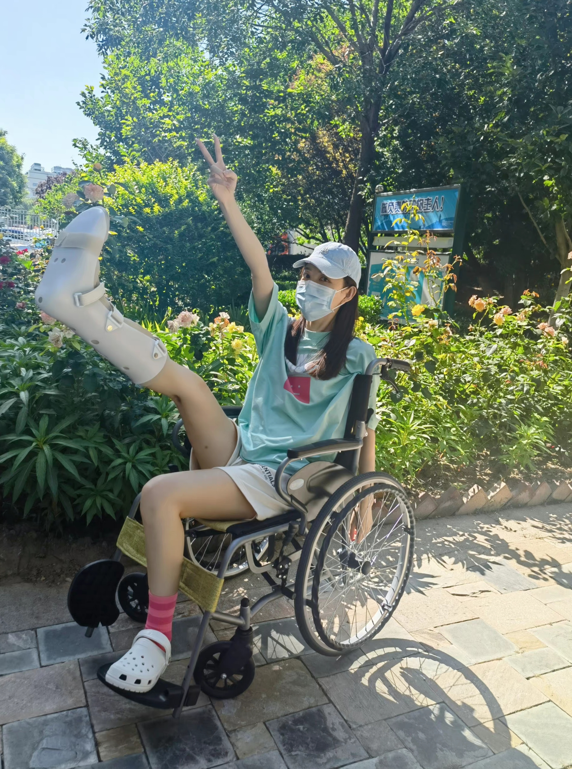 央视电影频道主持人郭玮右脚骨折,轻伤不下火线!