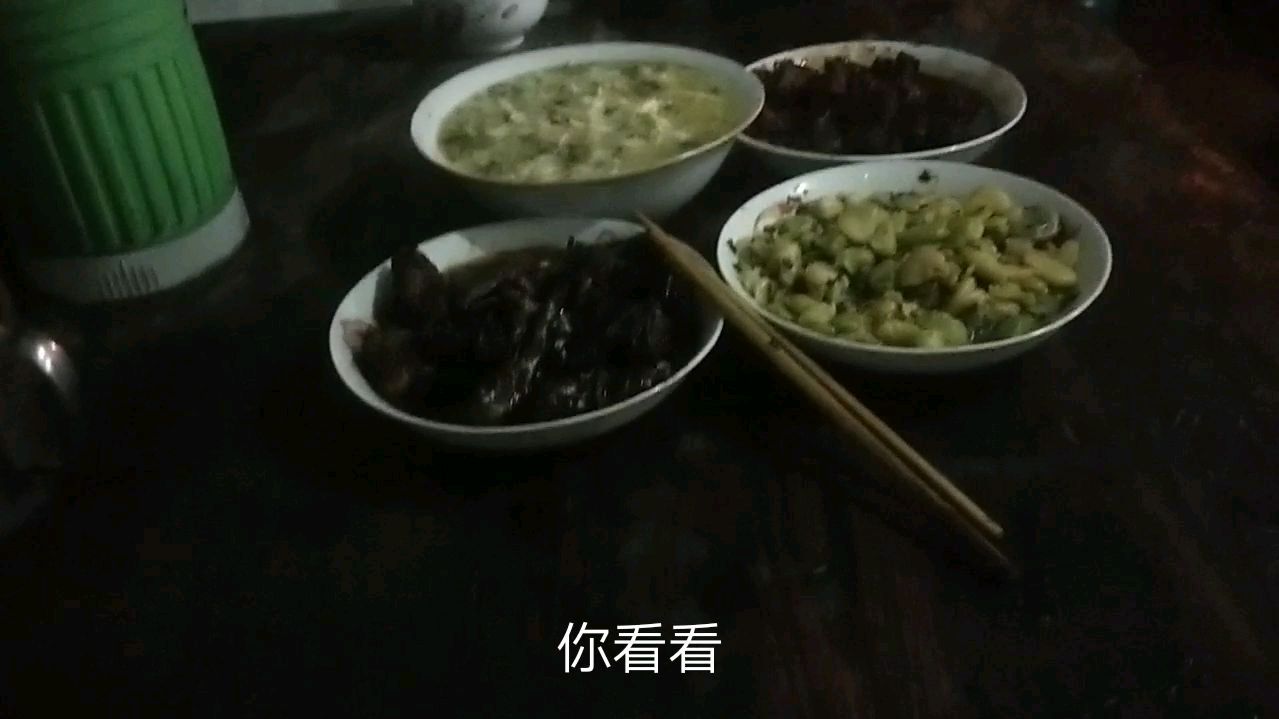 房东秀厨艺,哪知鱼烧的黢黑,还各种理由,我就不信上海都这么烧