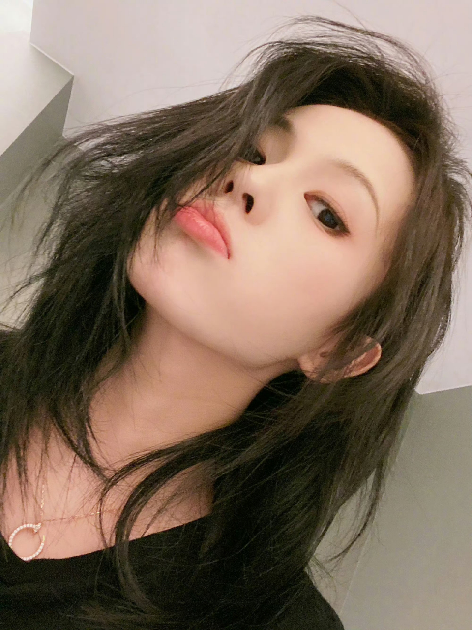 白鹿美照# 今日份白鹿自拍美照,真的各种角度都很美呀[打call][打