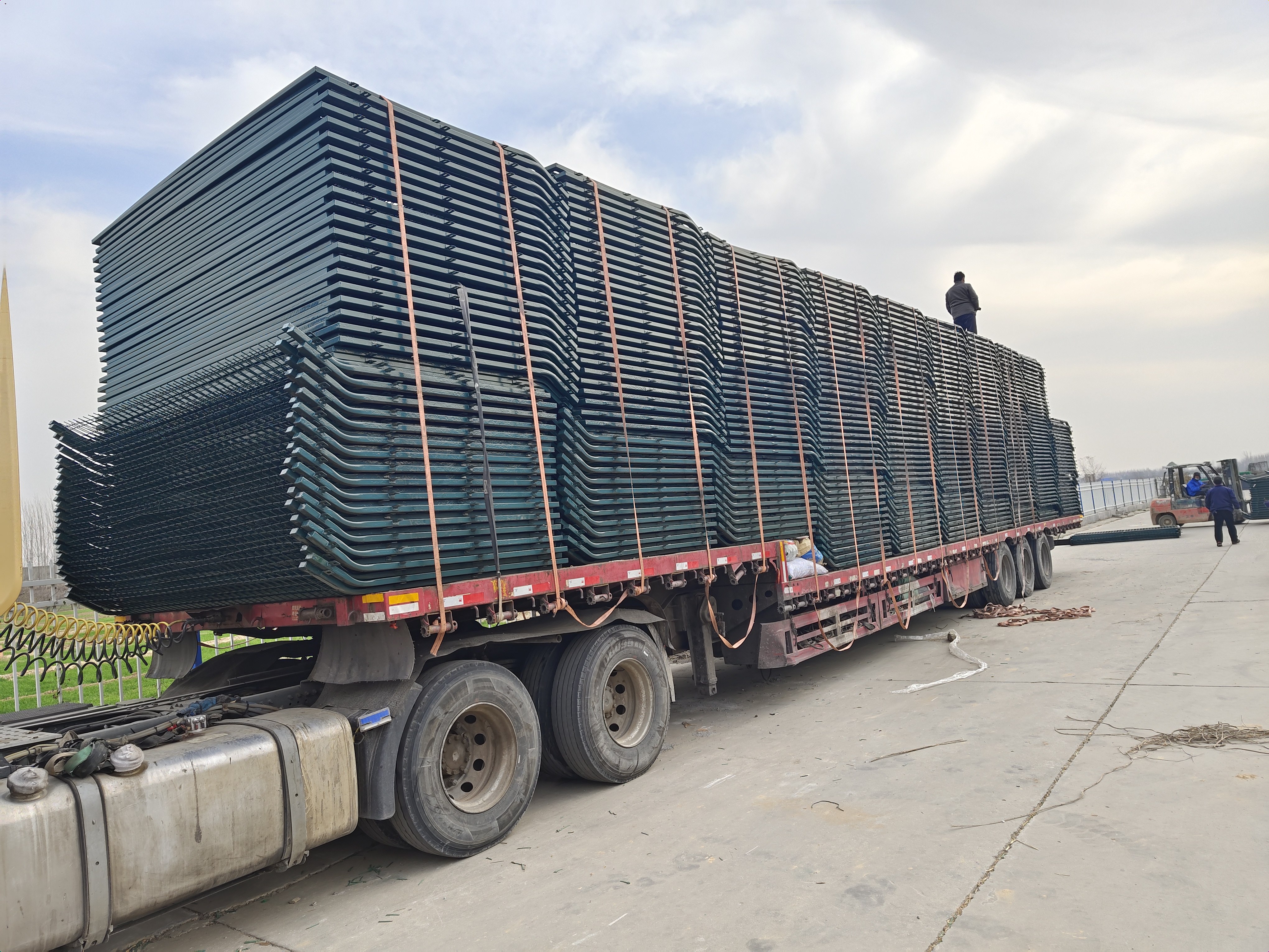 公路护栏网厂家位于河北安平县产地