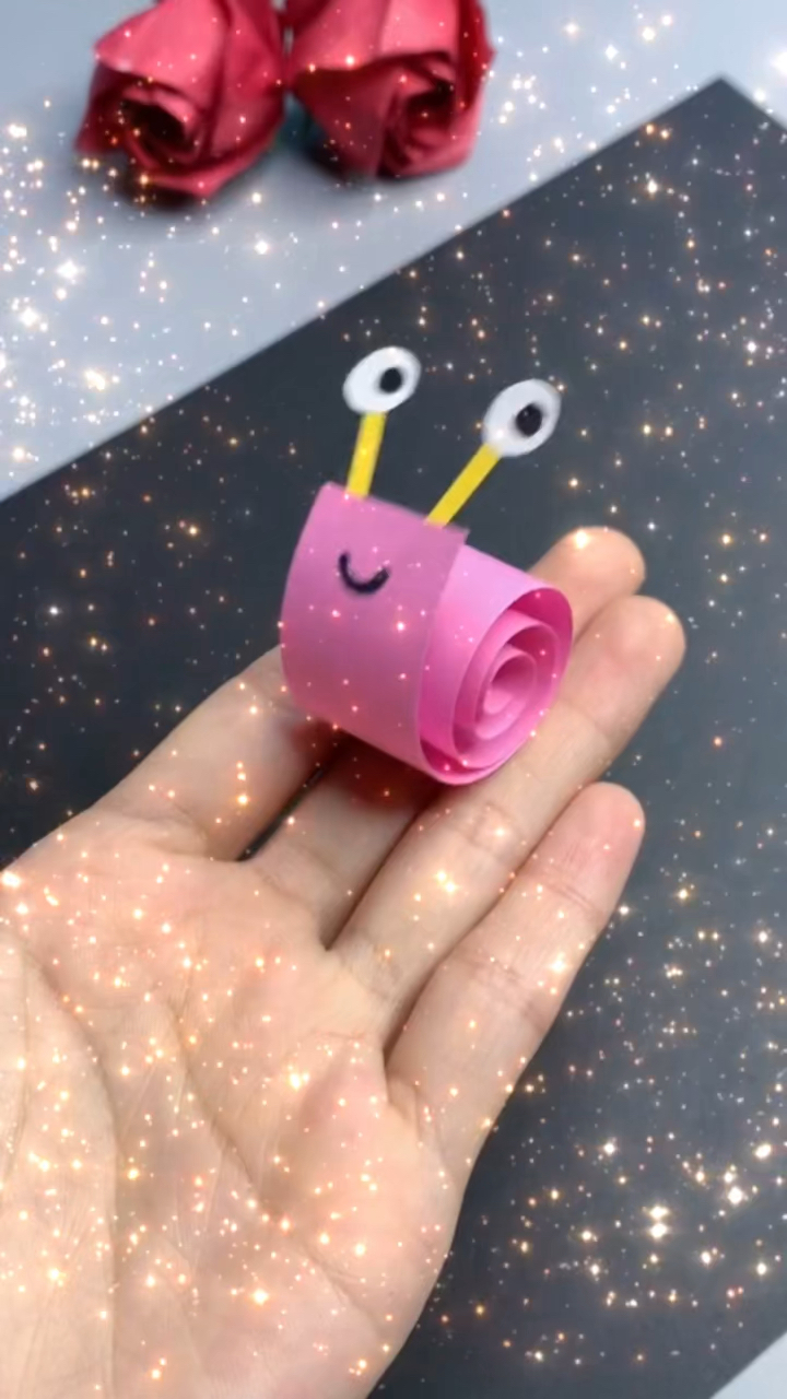 彩纸卷一下,变成一只可爱的小蜗牛,这个diy手工适合带着幼儿园的小