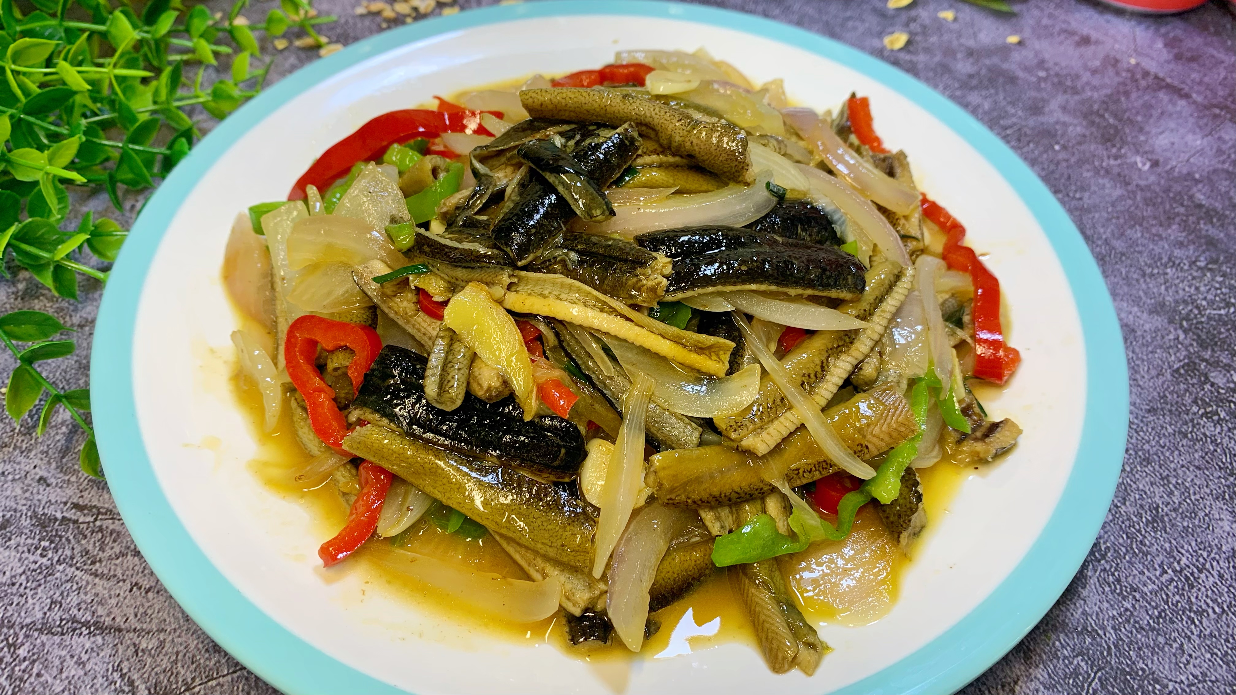 苏北盐城特色菜洋葱炒鳝丝,鲜香味美,鳝丝滑嫩入味,下酒又下饭