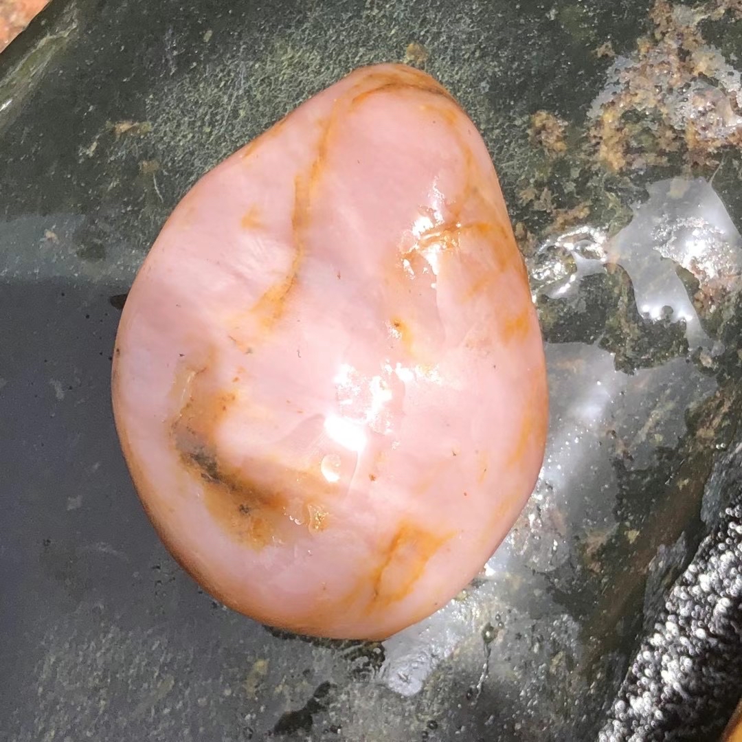 新疆和田玉桃花玉籽料原石克价过千啦