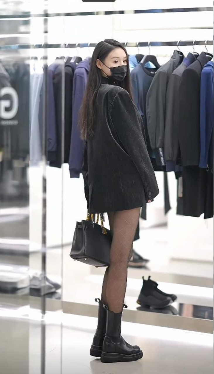 休闲衣服搭配黑丝袜,显得时尚性感优雅迷人#时尚穿搭# #性感美女