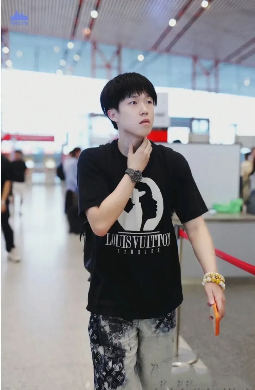 王楚钦可太忙了,上完早训的他又穿起了他的lv装备赶往机场了,一天往返