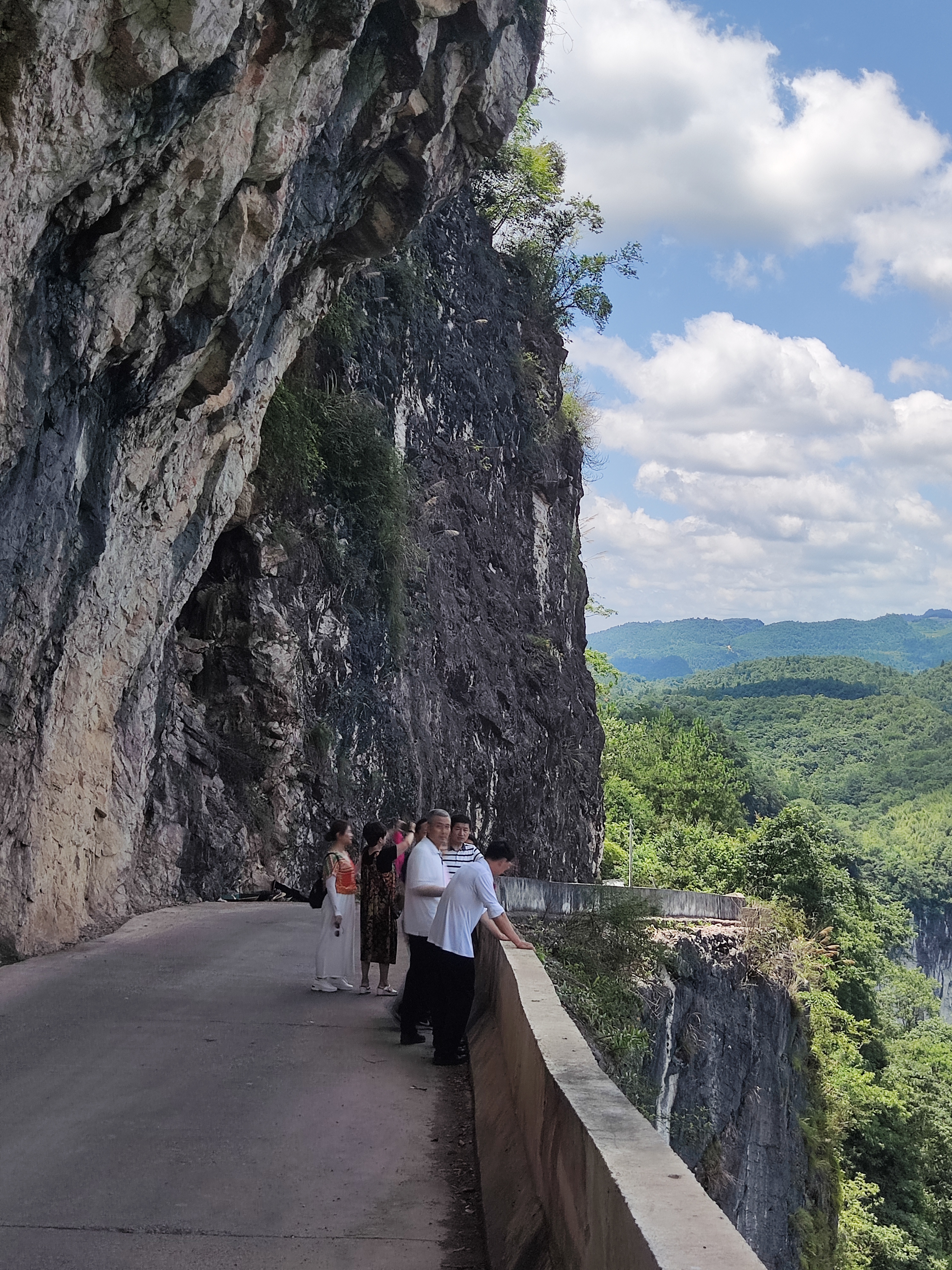 七绝:游天泉山国家森林公园所见之二/又见挂壁公路,澧水第一湾
