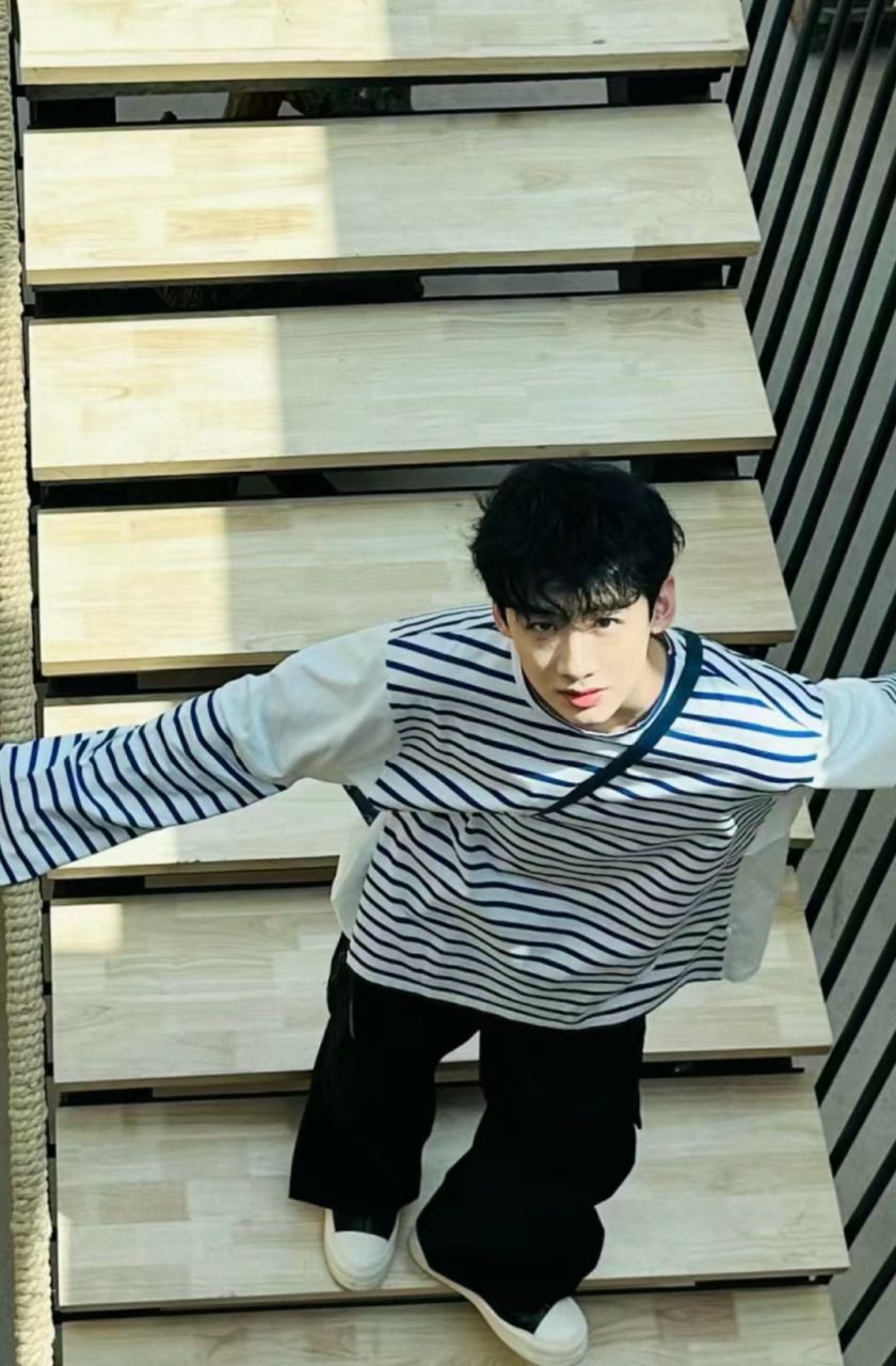 白敬亭晒生活照化身阳光少年模样,站在楼梯上看镜头,太会选角度了.