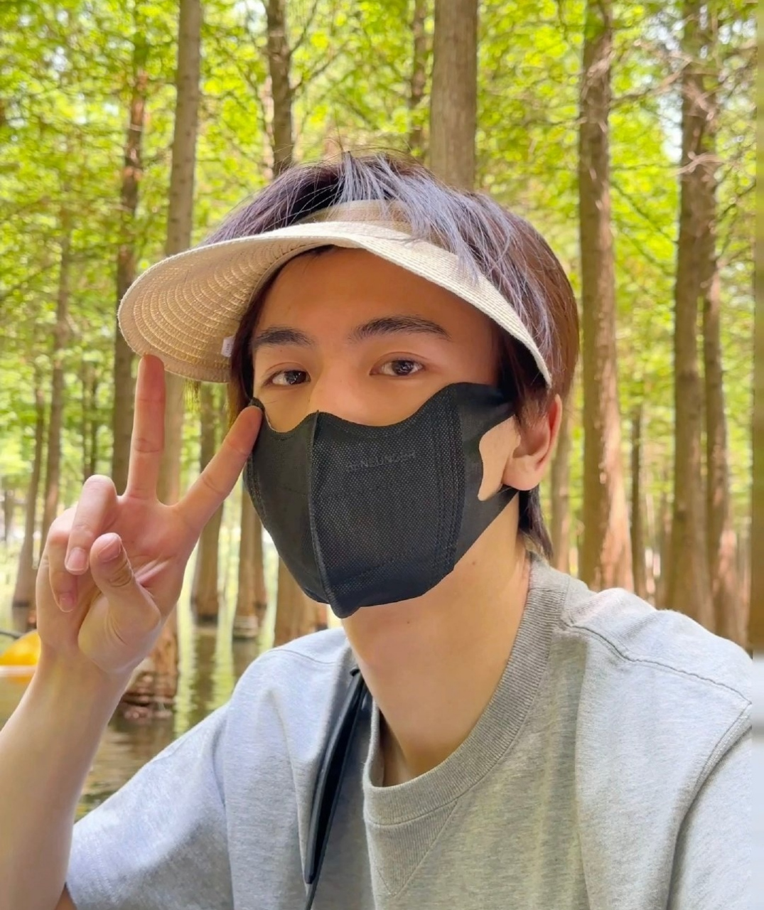 张凌赫晒游客照太接地气,男明星也会戴帽子和口罩防晒,他生活习惯挺