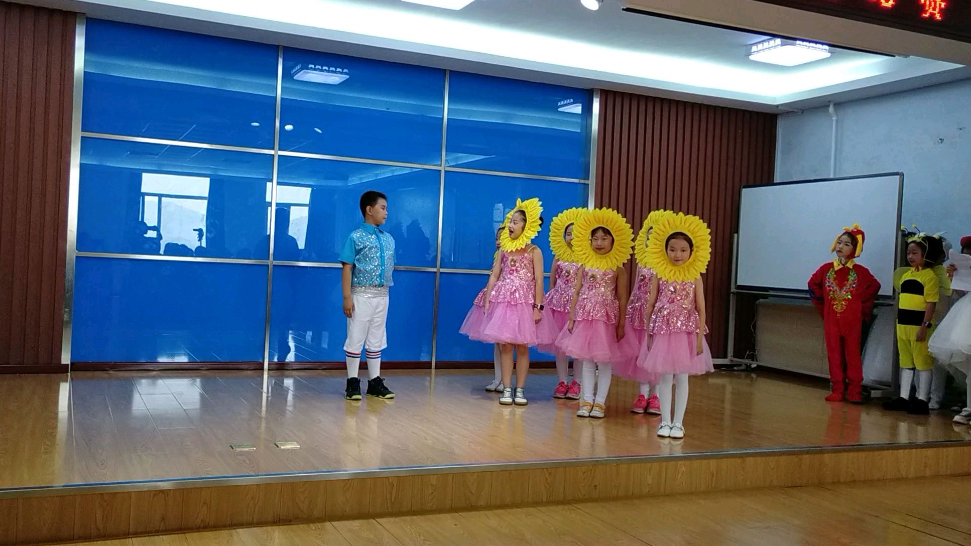 通钢二小三年级课本剧《美丽的公鸡》