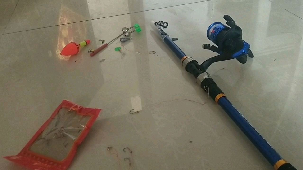 买来的鱼竿终于到家了,真没想到还不知道怎么安装上去白高兴一场