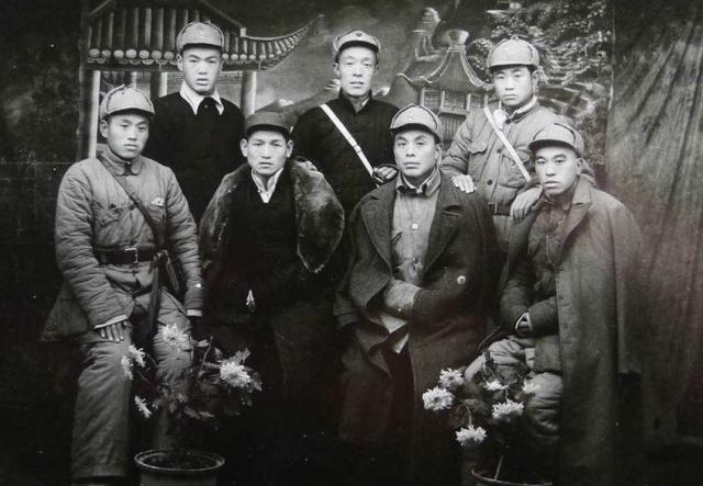 老照片:当年首长身边的保镖,看起来老实,实际上却是深藏不露