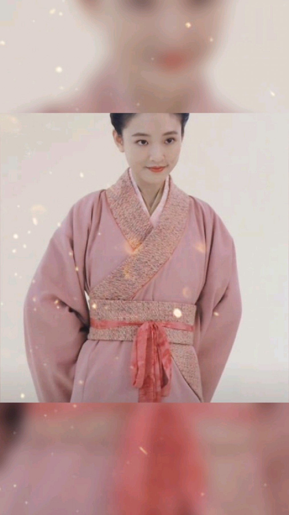 吴倩录节目拍宣传片,高发髻和暗粉色古装戏服很难驾驭,颜值撑着