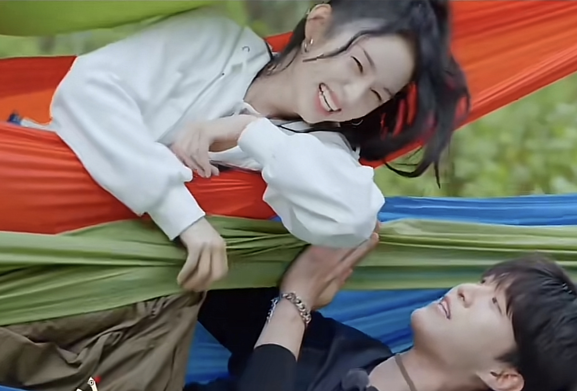 范丞丞和周也好可爱,小年轻打打闹闹的,年轻真好![偷笑][偷笑]