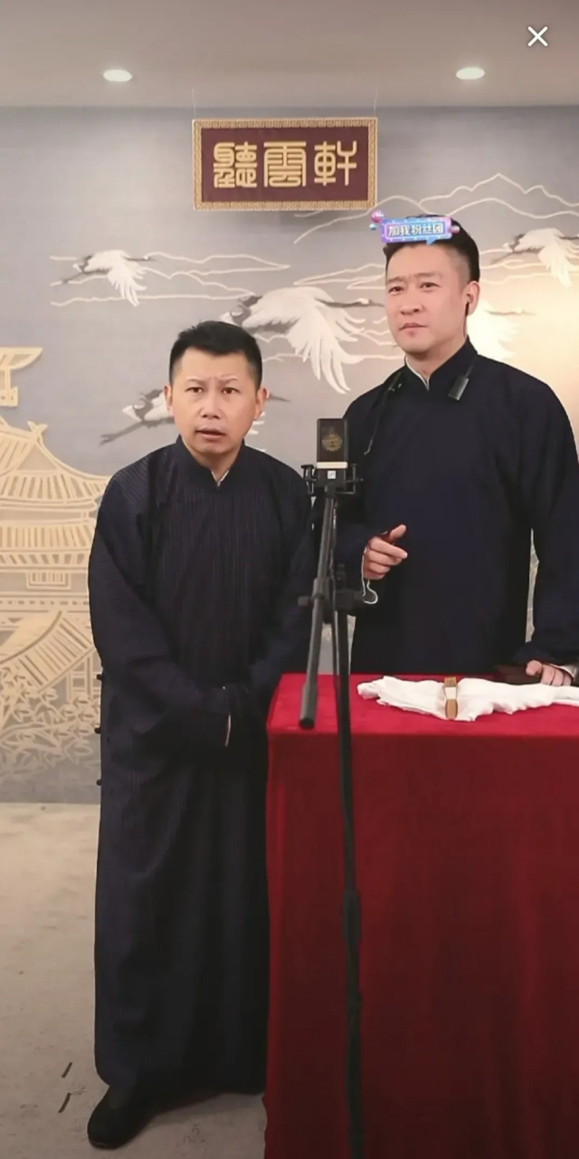 给我的感觉最深的是何云伟的相声功底,曹云金在给别的相声演员捧哏的