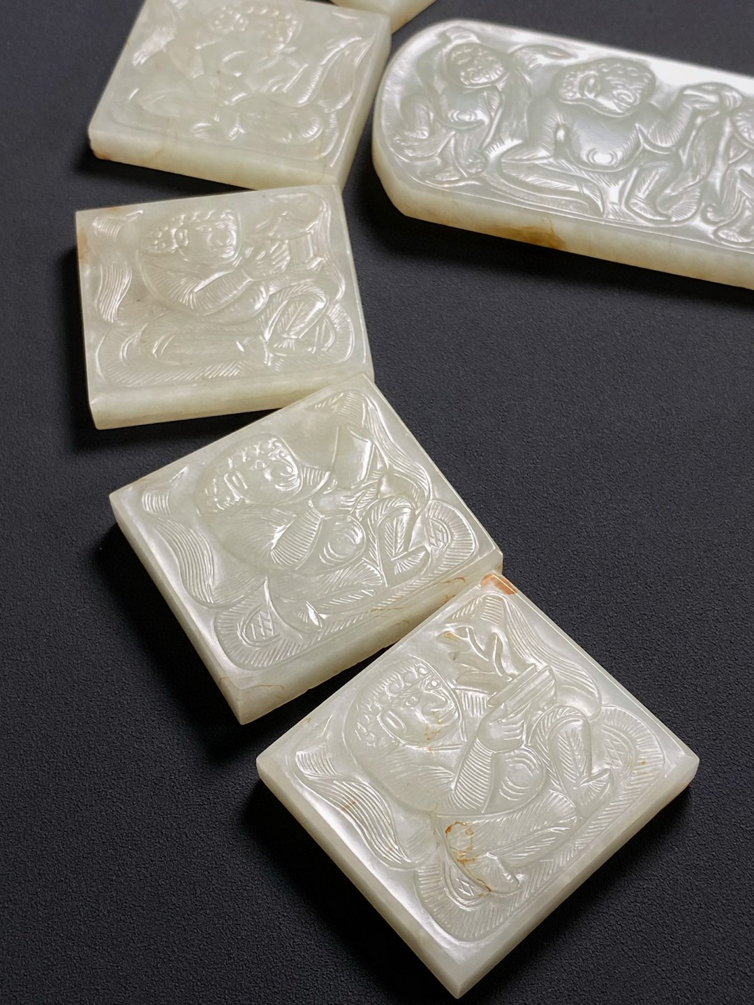 元 和田玉籽料 白玉 胡人献宝 带板 带饰 一套十三块