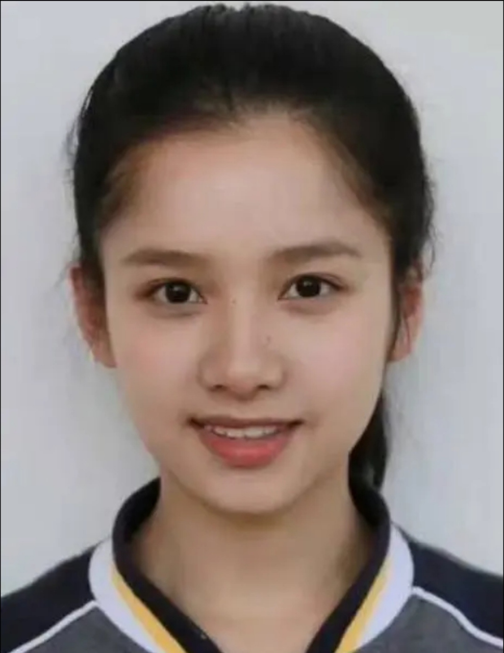 张婧仪# 张婧仪在网上分享的一组素颜照,精致的颜值,白皙透亮的肌肤