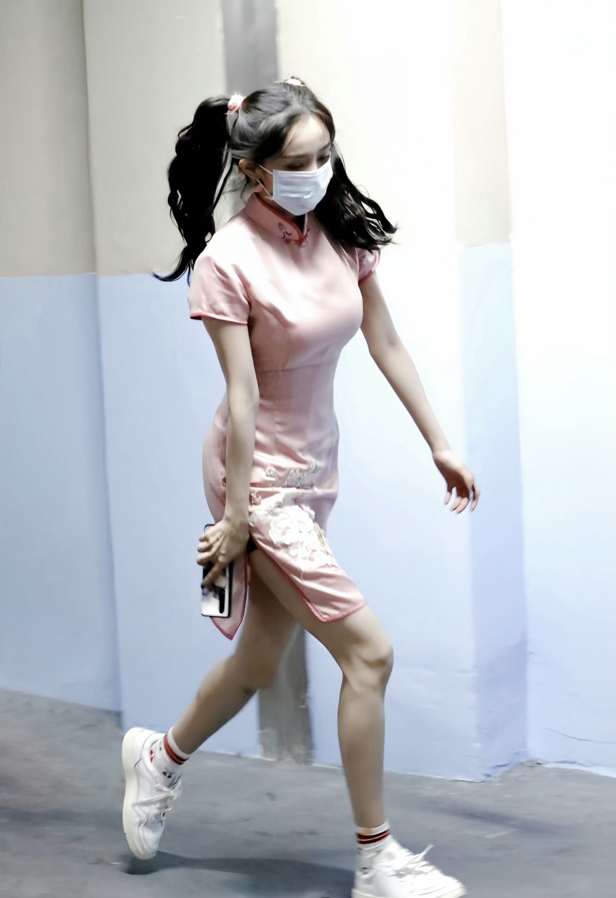 杨幂告诉你什么叫少女感与女人味共存,粉色旗袍 白色运动鞋,旗袍衬托