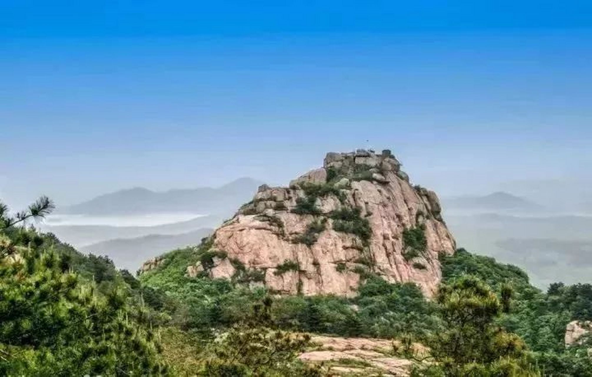 山水相依,风光秀美的天目山,坐落在信阳市平桥区西北部的邢集镇境内.