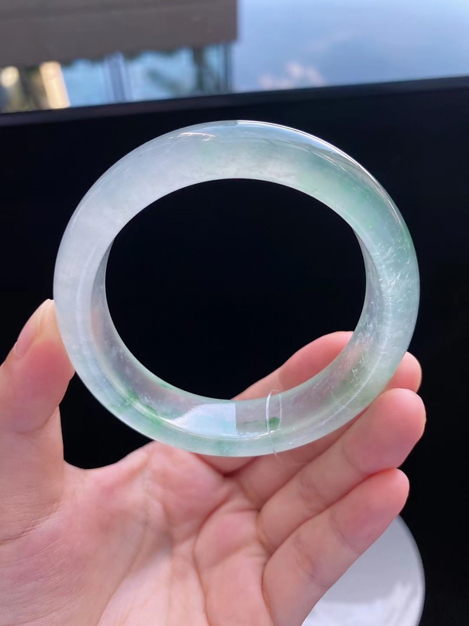 玻璃种飘金丝阳绿强光胶正圈手镯,玉质冰润细腻柔和,胶润感满满,版型