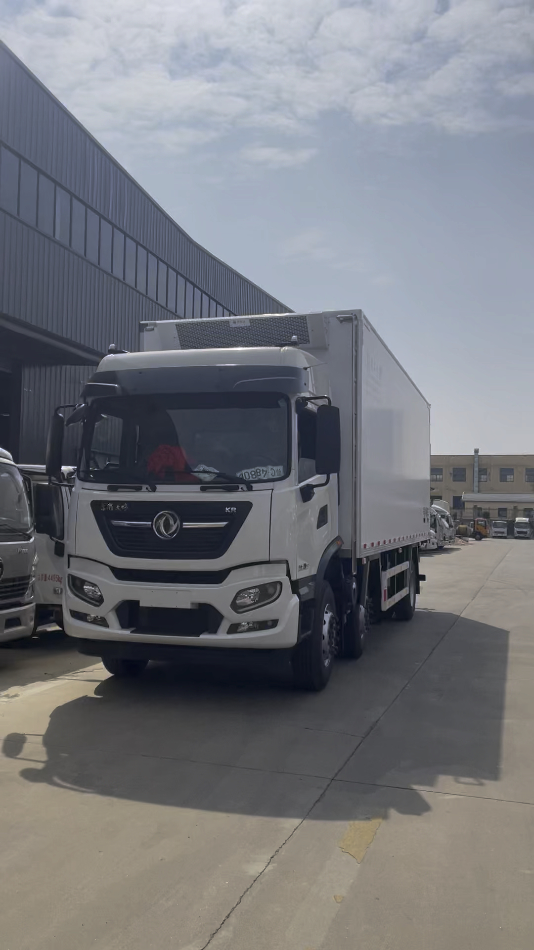 7米东风天锦小三轴海鲜冷藏车,冷藏车厢体进行打磨防水特殊处理,龙擎