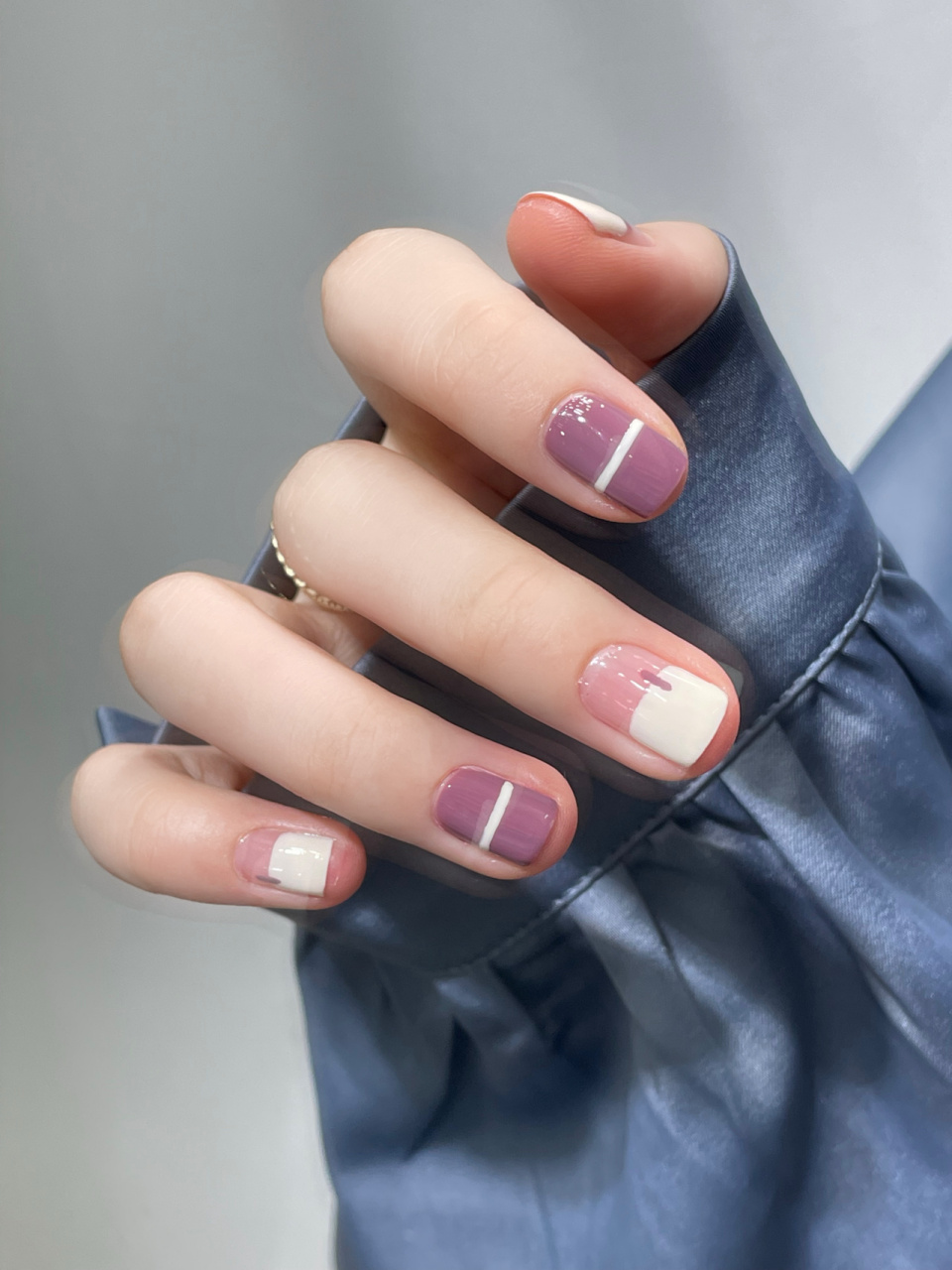 简约ins风90高级显白的烟灰紫线条美甲!