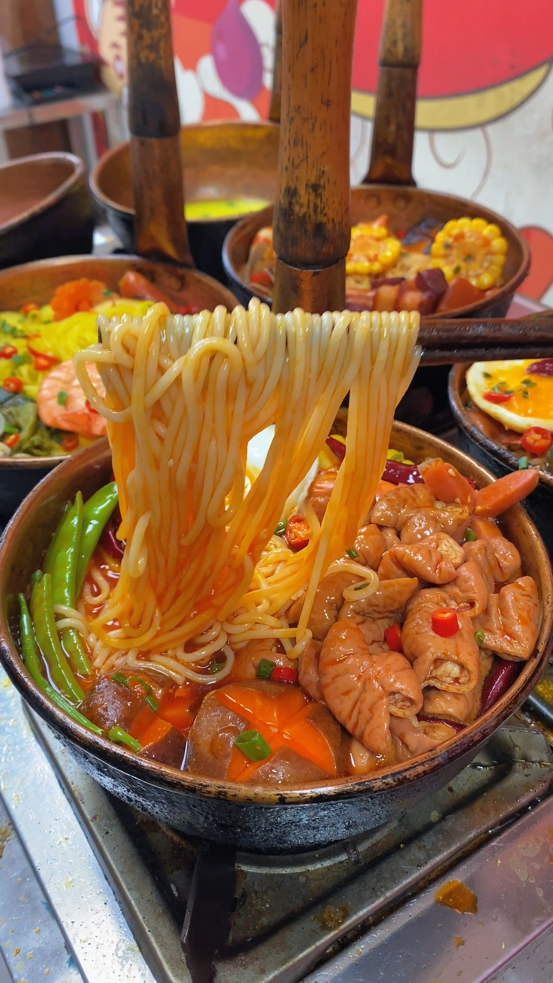 特色铜锅米线,把内酯豆腐和卤大肠太阳蛋放入,浇上卤汤,用铜锅做的才