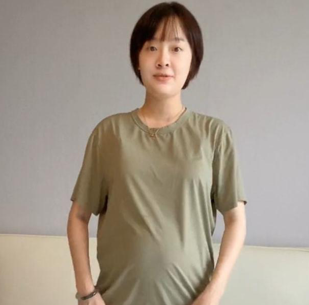 女演员事业上升期怀孕,胸部发育却被老公嫌弃下垂,情绪崩溃痛哭