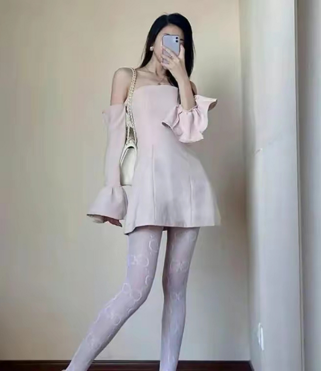 网友:古力娜扎穿渔网丝袜,尽显青春气息和魅力,看上去满满的少女味道