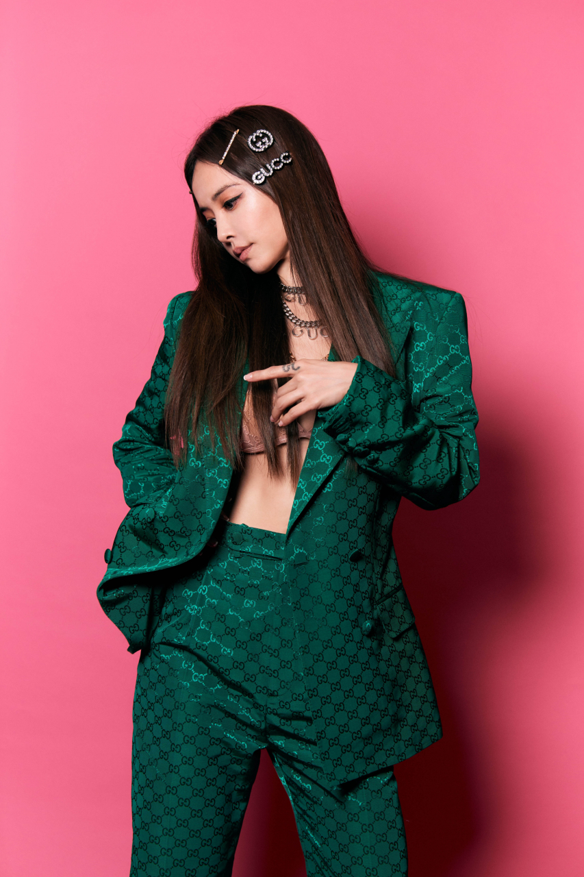 流行天后蔡依林身着绿色西装气质与性感十足#美女# #明星生图大赏