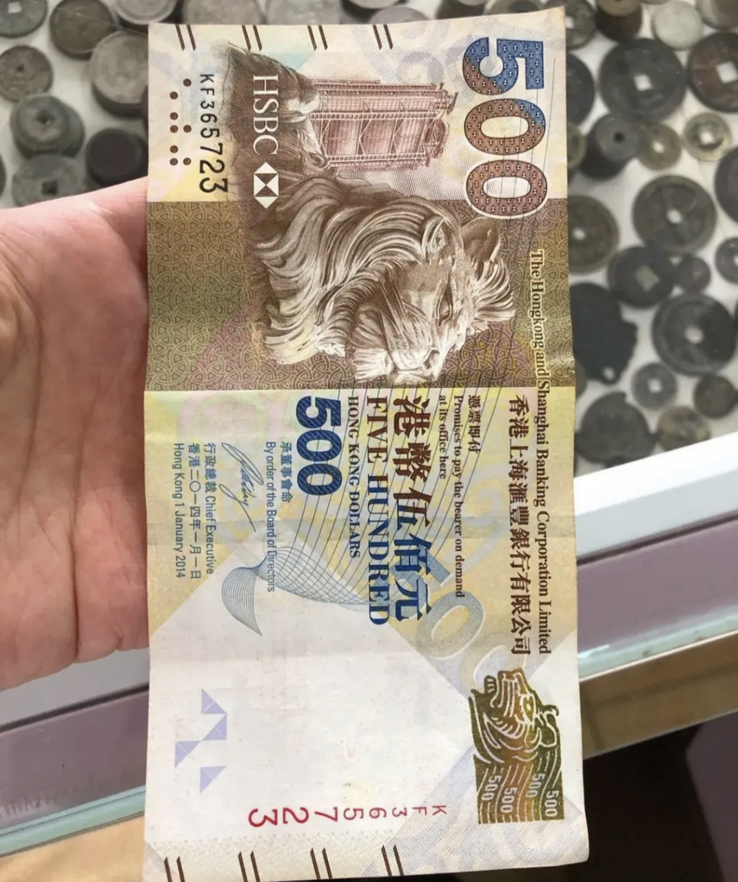 那美国要印钞港币就得跟着印,美元要是加息港币就得跟着加,这样港币不