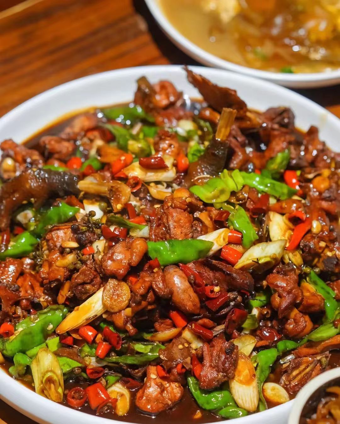 本地薄皮辣椒为主料的菜品,起源于山东省枣庄市,是当地名吃之一